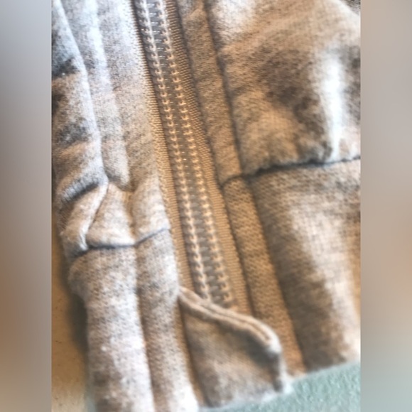 Levi’s Grey and Pink Baby Girl Onesie Zip Up Hooded with pocket size 24 months - Picture 5 of 9